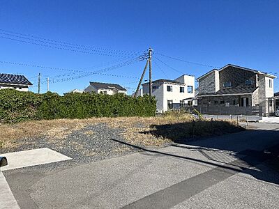 外観：南東・南西道路に面し陽当たりの良い角地