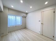 内装-bedroom-窓からのやさしい光が心地よいプライベートルーム
