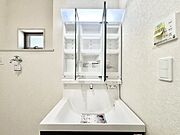 三面鏡の裏に、化粧品や衛生用品などを収納可能。洗面台をすっきりと保ちます！
