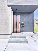 大切な家族、来客を出迎える玄関。玄関前は屋根付きで雨が降っていても濡れにくいです。   
