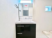 明るい洗面所は毎朝の身支度も楽しくできちゃいそうです。