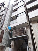 大門駅から徒歩４分、第一京浜に面した６階建ての物件です。