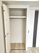 クローゼットです。長めのお洋服がしわにならず掛けられます。