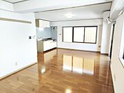 窓も大きく、採光と換気には困りません。