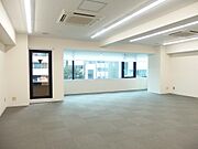 ロールカーテン付き　照明はLED照明　エアコン2基完備