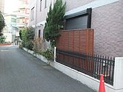 柵にラティス、シャッター付窓で１階でも意外と安心です。