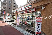 セブンイレブン 徒歩1分。 30m