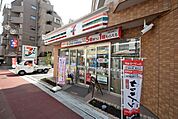 セブンイレブン 徒歩4分。 250m