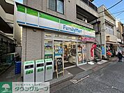 ファミリーマート 徒歩3分。 220m