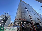 ビッグカメラ 徒歩11分。 870m