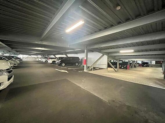 《駐車場》 敷...
