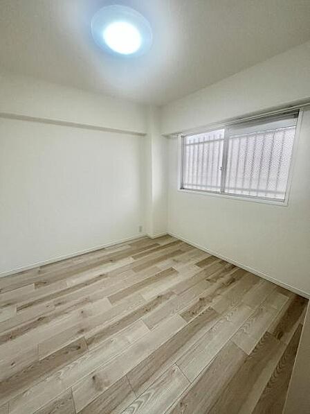 収納充実5帖の洋室。壁一面がクローゼットのためお部屋がすっきりと片付きます。