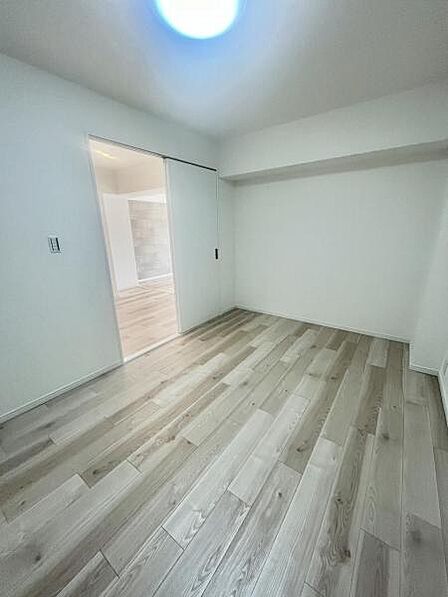 収納豊富な洋室で荷物が多くてもしっかり収まります