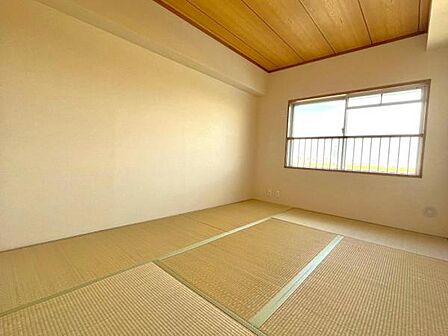 ≪和室≫ 玄関側の和室も大きなまどがあり、明るいです。