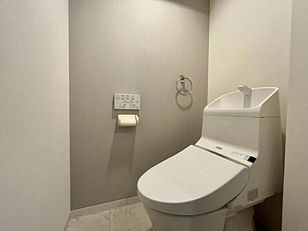 ～トイレ～ 温水洗浄機能付のトイレです。