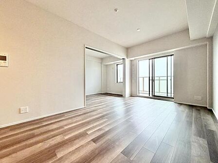 大き目の家具を置いてもゆとりがございます。