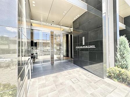≪エントランス≫重厚感のあるエントランスが特徴的です。