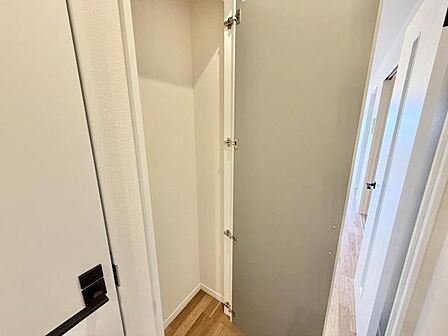 \物入/ 掃除機など収納可能な物入になります。