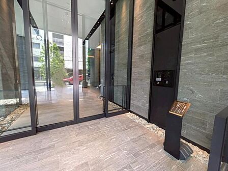 ~エントランス~ オートロックで女性の方も安心です。