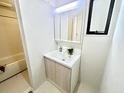≪洗面化粧台≫ 窓付きで換気性の高い洗面室です。