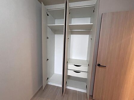≪収納≫ 各部屋にクローゼットが完備されています。