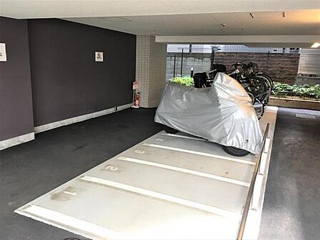 ＼バイク置場／ 雨に濡れる心配のない敷地内バイク置場になります。
