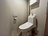 トイレ：～トイレ～ 上部に吊戸棚が設置された温水洗浄機能のトイレです。
