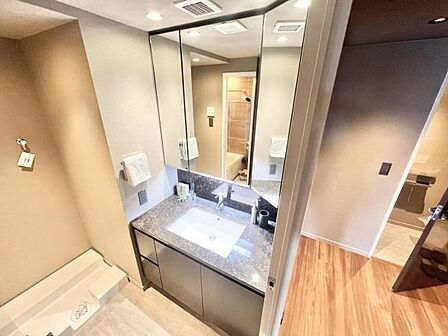 大きなミラー付きの洗面化粧台で、朝の支度も快適に。