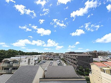 ≪眺望≫ 南向きバルコニーの前には遮るものがないため、眺望良好です。