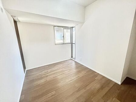 家具を置きやすい長方形の洋室です。