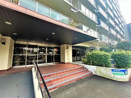 ≪エントランス入口≫ 手すり付きのスロープがありますので、出入りも安全です。