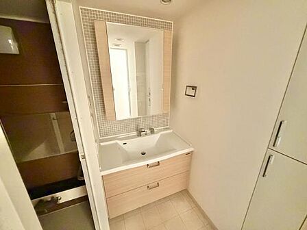 使い勝手の良い洗面化粧台。 朝の身支度もスムーズに。