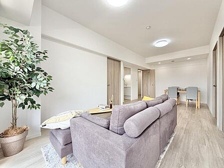 \リビングダイニング/ 使いやすい形のリビングダイニングは南向きに面しており大変開放感がございます。