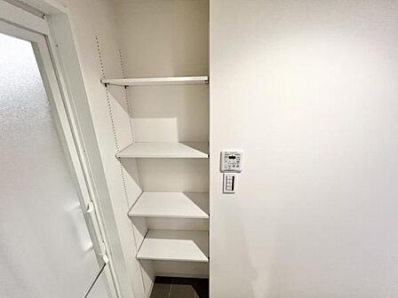 洗面台に備え付けられているオープン収納でございます。