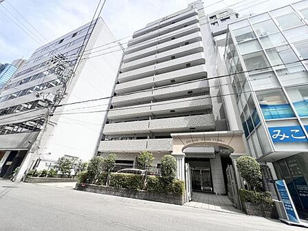 2001年11月築・タイル貼りの重厚感ある外観です。 都心にありながら落ち着いた雰囲気が魅力。
