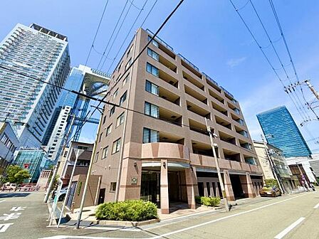 大阪駅徒歩9分、再開発で進化を続ける「うめきた」が生活圏。都市の利便性と将来性を兼ね備えています。
