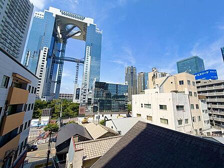 玄関共用部からの緒房です、梅田スカイビルを一望。