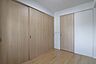 洋室：5.6帖、左側の可動式間仕切りを開けると、リビングとつなげてご使用していただけます。