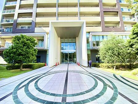≪エントランス≫ 大きなエントランスで開放感があります。