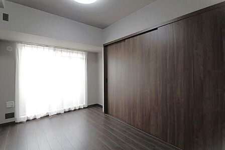 ～寝室～ バルコニーがある寝室はゆったりとくつろげます