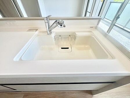 浄水器内蔵型ハンドシャワー水栓を採用しています。ワンタッチ式で浄水機能に切り替えができます