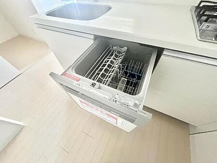 節水タイプのビルトイン食器洗い乾燥機付き。高い水温と強い水圧で、頑固な汚れもすっきり落とします 