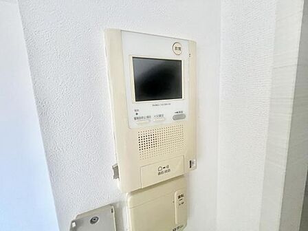 誰が来てもわかる様にモニター付きインターホンが設置されています 
