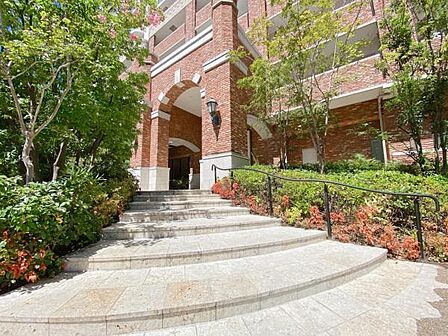 《エントランス》 都心部ですが、緑も豊富で気持ちの良い生活が送れるマンションです。