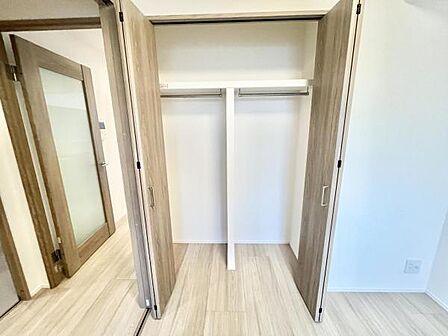 大きいクローゼットはハンガーポール付きで嵩張る衣類も効率的に収納できます。