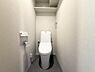 トイレ：～トイレ～ 温水洗浄機能付き便座のトイレは上部に棚が完備されております。
