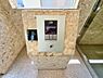 エントランス：モニターオートロック付きマンション。住まう方の安心・安全に配慮されたセキュリティ設備です。