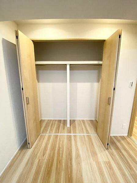 豊富な収納でお部屋広々。 季節物やストック品もスッと収まり、整理整頓がラクに。  【即日案内可】お問い合わせは朝日住宅まで