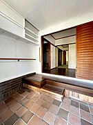 優しい木目調でほっとする玄関。 お気に入りのグリーンを飾れば、帰るたびに気分が上がる、暮らしの入り口が完成します。  【即日案内可】お問い合わせは朝日住宅まで