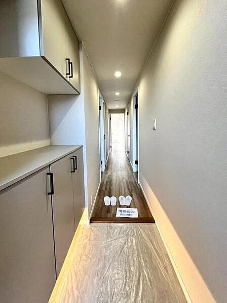 ただいまの声が似合う玄関。 家族も来客も気持ちよく迎え入れる、わが家の顔です。  【即日案内可】お問い合わせは朝日住宅まで